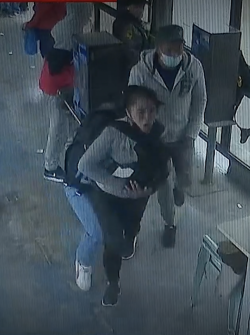 Inseguridad en Quito: videos captan cómo operan los delincuentes en las paradas de buses