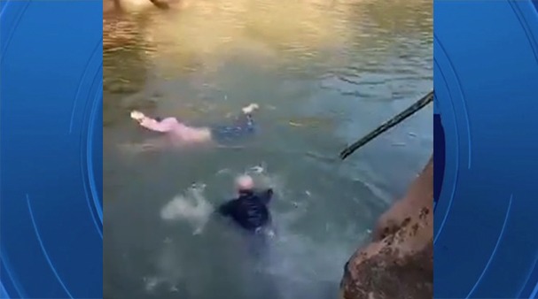 Diplomático británico en China salva a joven que se ahogaba en un río