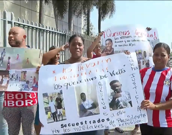 Foto de familias de los menores desaparecidos realizando un plantón en la Unidad Judicial Valdivia, sur de Guayaquil.