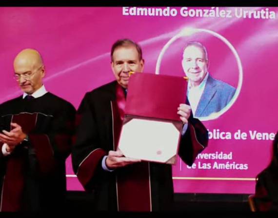 Edmundo González recibe un Doctorado Honoris Causa de la UDLA.