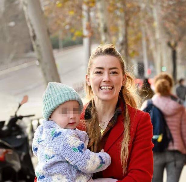 Amber Heard junto a su pequeña hija, Oonagh.