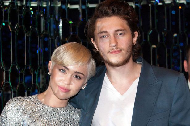 El hermano modelo de Miley Cyrus que enamora en redes sociales