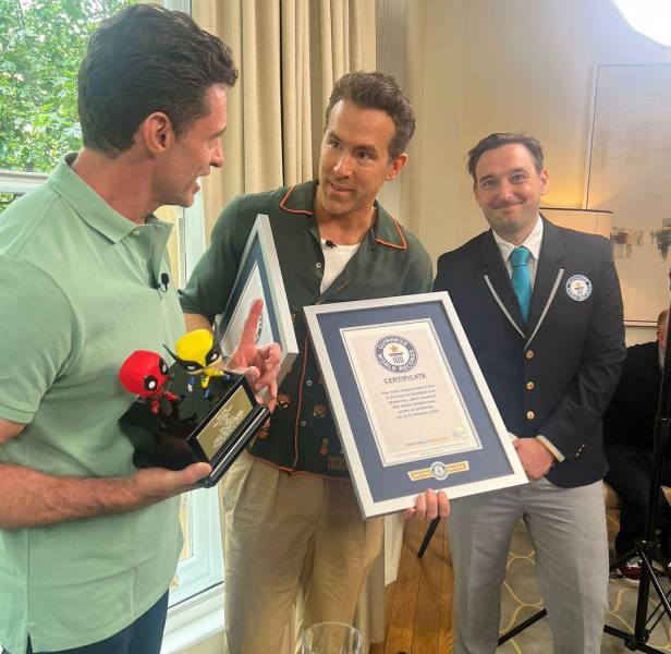 Los actores Ryan Reynolds y Hugh Jackman recibiendo el récord Guinness