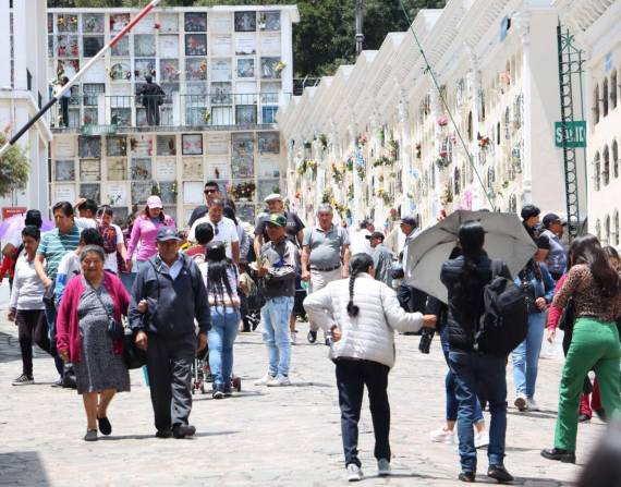 El sábado 2 de noviembre del 2024, miles de personas acudieron a los diferentes cementerios a visitar a sus seres queridos fallecidos.