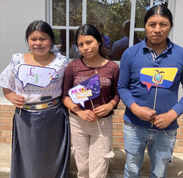 Yamileth Córdova Pacha, la joven ecuatoriana que irá a la NASA, junto a sus padres.