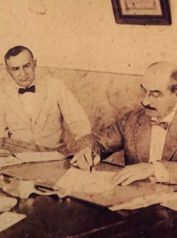 Foto de Luis Orrantia, presidente del concejo municipal de Guayaquil, firmando un contrato.