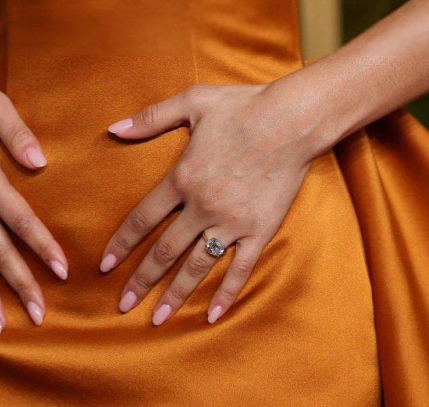 Imagen del anillo de Zendaya fotografiado en los Golden Globes 2025.