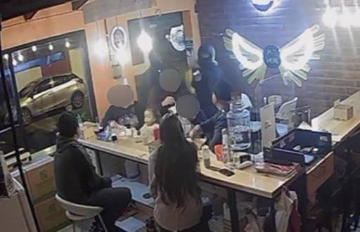 Tres sujetos asaltan restaurante en La Mañosca, centro-norte de Quito