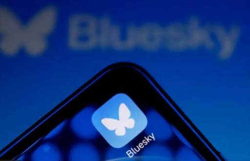 Aunque su color y logo recuerdan al Twitter original, Bluesky es una red alternativa a X.