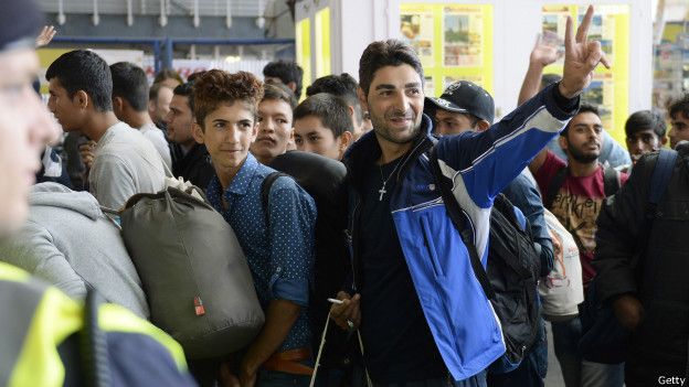 &quot;Bienvenidos a Alemania&quot;: la emocionante recepción a miles de inmigrantes tras un largo éxodo a través de Europa