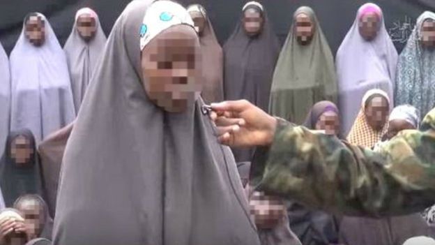Nigeria: liberan a 21 niñas de la escuela de Chibok secuestradas por el grupo radical Boko Haram hace dos años