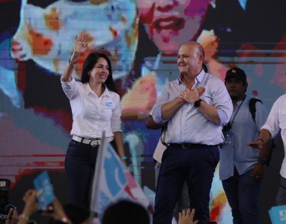 Luisa González y Diego Borja en la Asamblea de la Revolución Ciudadana.