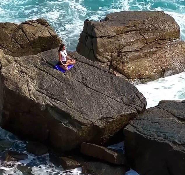 Kamilla sobre la roca en la isla Koh Samui, horas antes de su muerte.