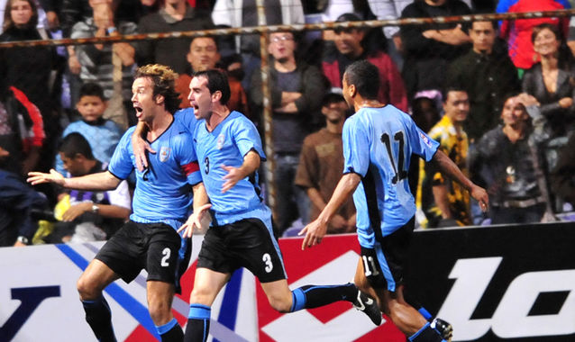 Uruguay recupera a su mejor zaga para medirse a la &#039;Tricolor&#039;