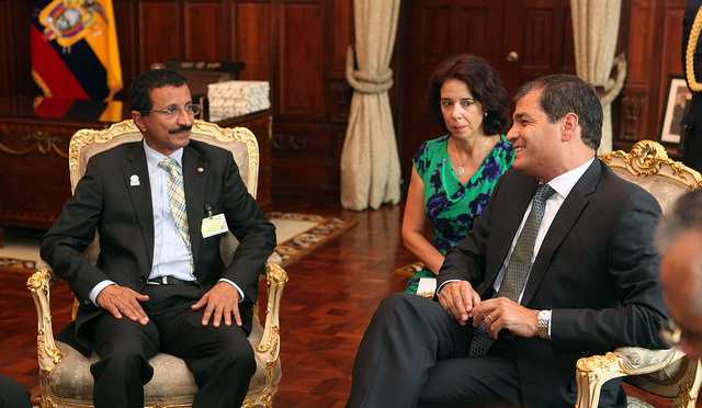 Rafael Correa recibe en Quito a sultán emiratí para hablar de inversiones