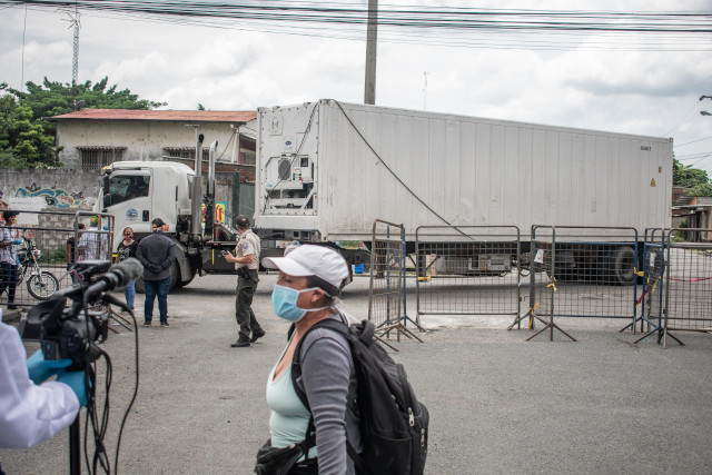 Habitantes del Guasmo Sur de Guayaquil piden que retiren contenedores con cadáveres