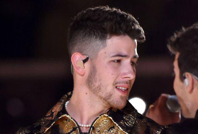 Nick Jonas huyó por su vida en un concierto, después de ser apuntado con un láser