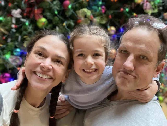 Sutton Foster, su exesposo Ted, y su pequeña hija en común.