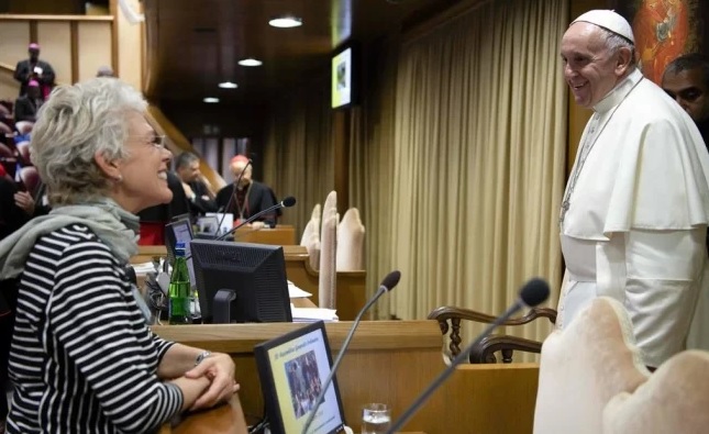 Papa designa a vocera para aumentar mujeres en Vaticano