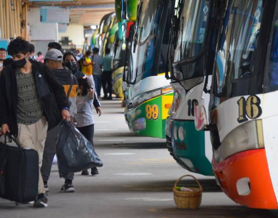Buses esperando pasajeros en el Terminal Terrestre de Cuenca.
