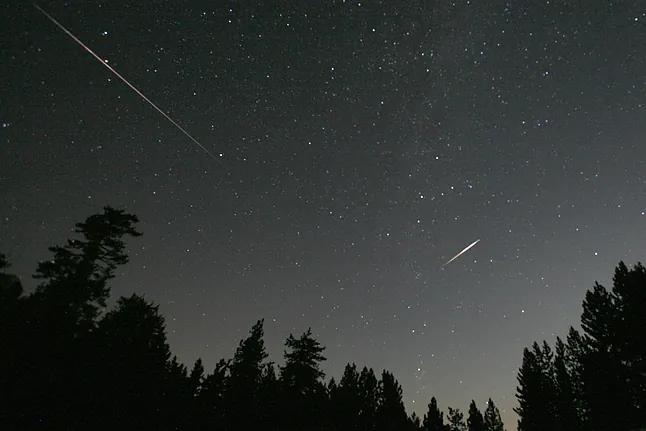 Imagen referencial de lluvia de estrellas en el cielo nocturno.