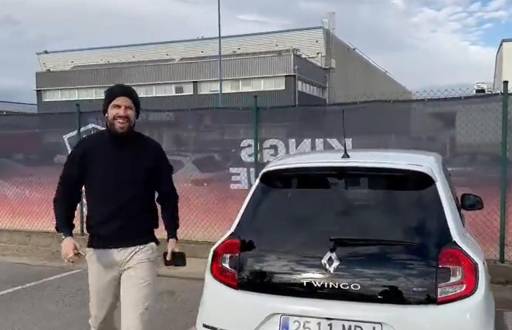 Gerard Piqué llegó en un auto Twingo.