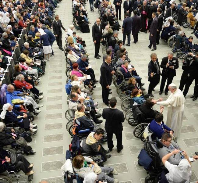 El papa abraza uno a uno a cientos de enfermos que peregrinan a Lourdes