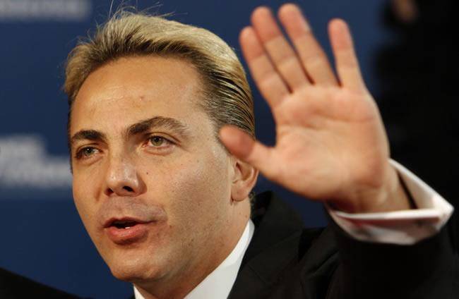 Cristian Castro es un reconocido cantante y actor mexicano, hijo de las icónicas figuras del espectáculo Verónica Castro y Manuel El Loco Valdés. .