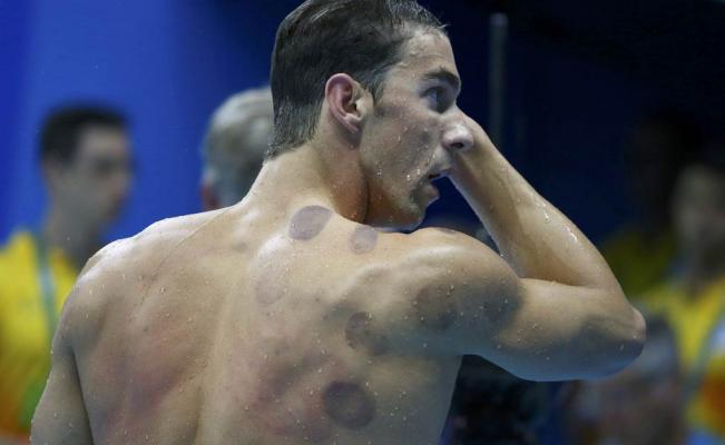 Michael Phelps no solo gana medallas, también impone modas