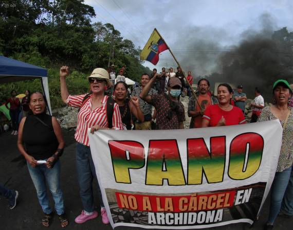 Manifestantes de movimientos sociales y ciudadanos de Archidona, en Napo, bloquearon la vía.