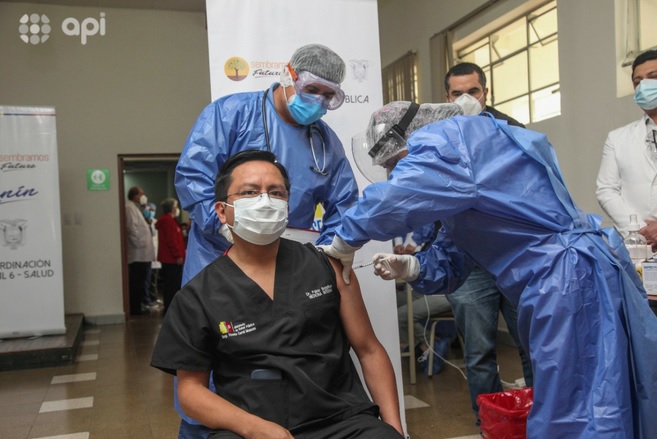 Vacunación en Ecuador es vigilada por tres frentes