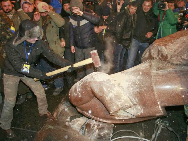 Ucrania: manifestantes derriban estatua de Lenin en Kiev