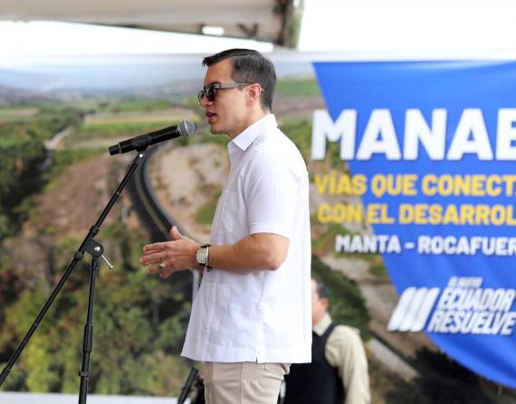 Daniel Noboa durante la constatación de una obra en Manabí.