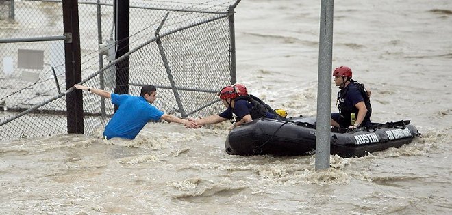 Inundación repentina causa 16 muertos y 4 desaparecidos en EE.UU.