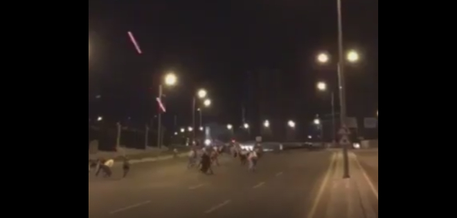 (VIDEO) Gente escapa de disparos de un helicóptero en Ankara