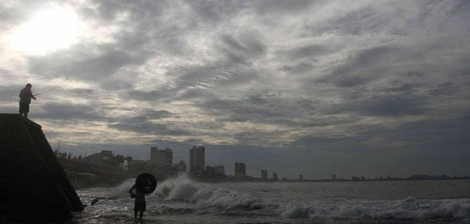 Huracán Polo amenaza las costas del Pacífico de México con lluvias intensas