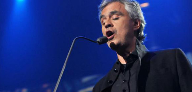 Andrea Bocelli canta sorpresivamente en misa de Miami