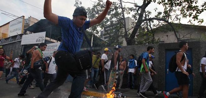 Oposición marcha con rostros de fallecidos en protestas en Venezuela