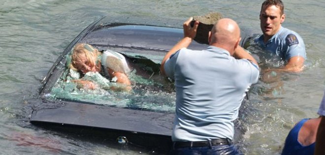 Rescatan a una mujer que se hundía en su auto en Nueva Zelanda