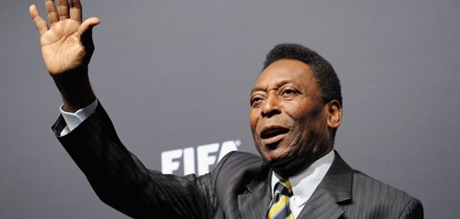Pelé celebra sus 75 años sobrepuesto de una salud debilitada y en intimidad