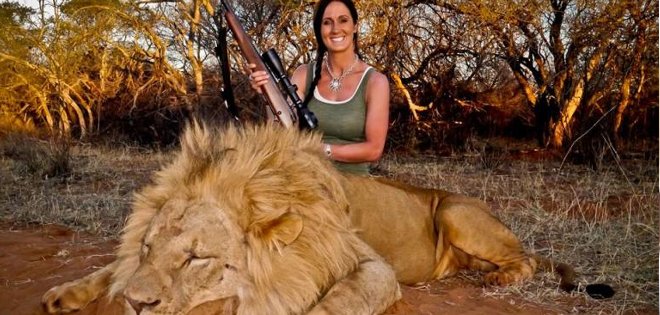 Mujer desata furia de las redes sociales por foto con león muerto