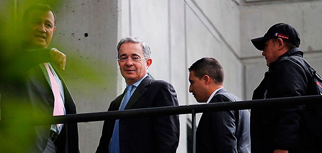 Uribe llegó a la Fiscalía para sustentar denuncia contra campaña de Santos