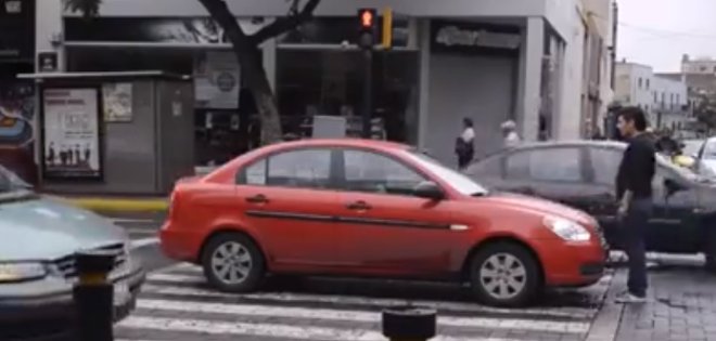 (VIDEO) Peatón se hace respetar ante un auto infractor