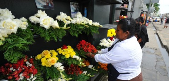 Vendedores de flores se preparan para el día de los fieles difuntos