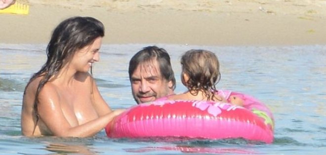 Penélope Cruz hace topless en la playa