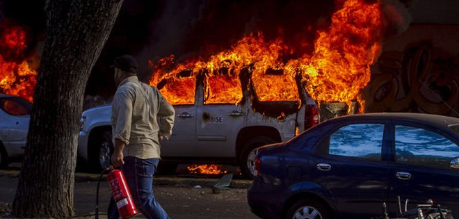 Oposición marcha con rostros de fallecidos en protestas en Venezuela