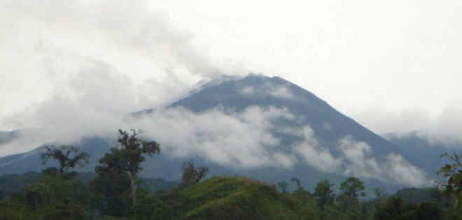 Volcán Reventador mantiene actividad &quot;alta&quot;, con emisiones, según Geofísico