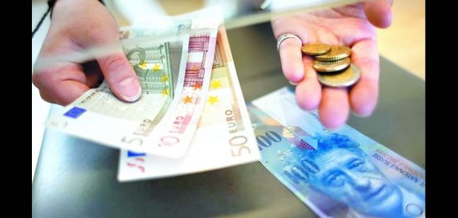 Suizos rechazan en referéndum salario mínimo de 4.500 dólares