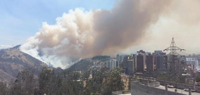 Organismos de respuesta atienden 18 incendios activos simultáneamente en Quito