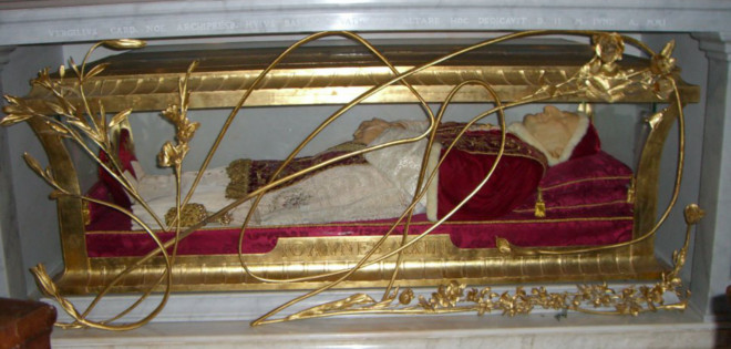 Los fieles visitan ya las tumbas de los santos Juan Pablo II y Juan XXIII